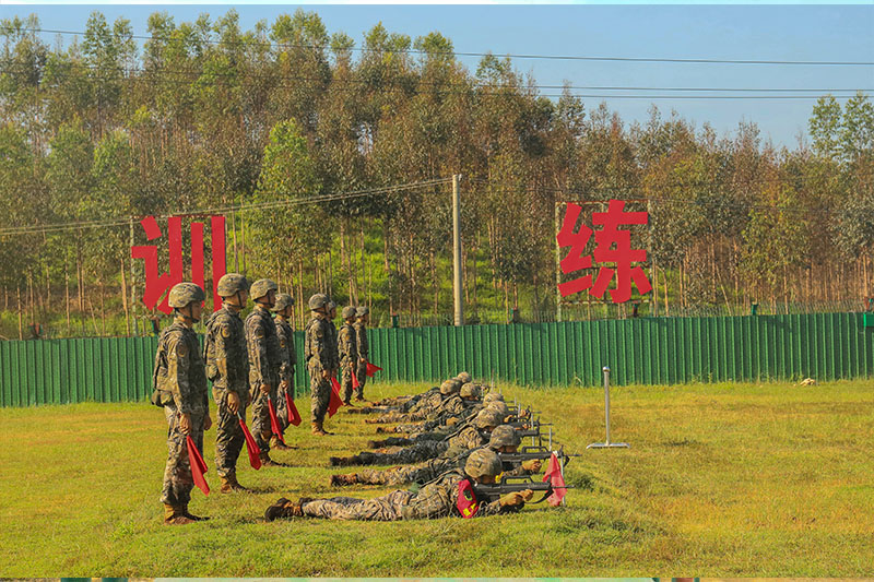 武警官兵開展實彈射擊訓(xùn)練。韋智榮攝