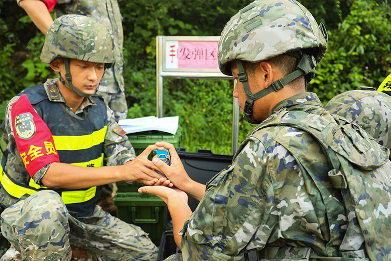 武警官兵開展防爆彈投擲訓(xùn)練。韋智榮攝