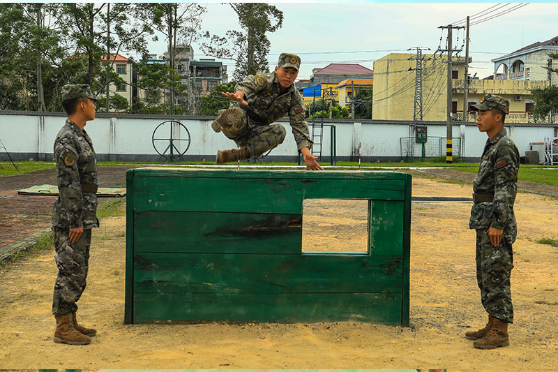 武警官兵通過400米障礙矮墻。王超智攝