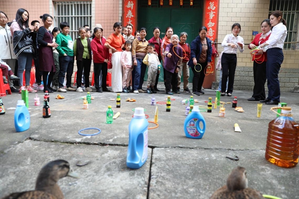 趣味游園活動(dòng)中的套圈游戲。華夏銀行南寧分行供圖