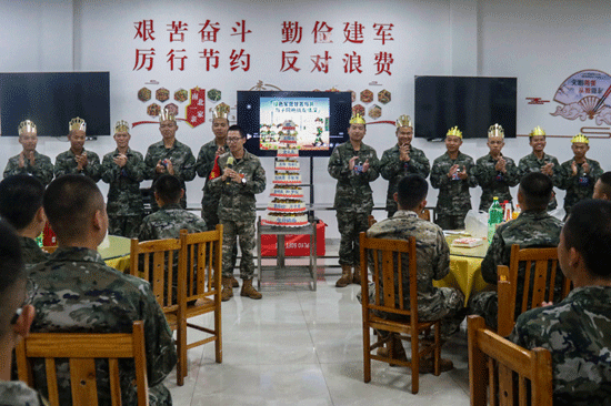 “壽星”集體登臺。王超智攝