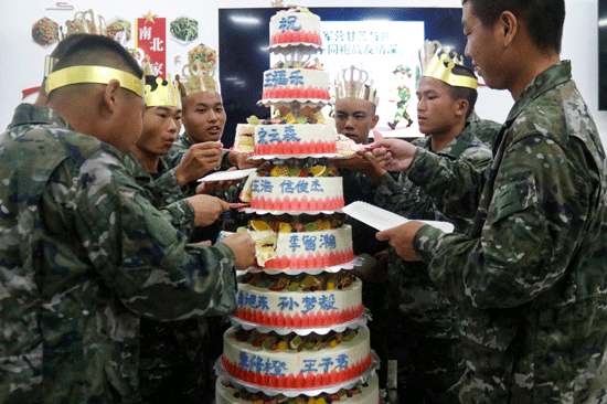 “壽星”分享生日蛋糕。王超智攝