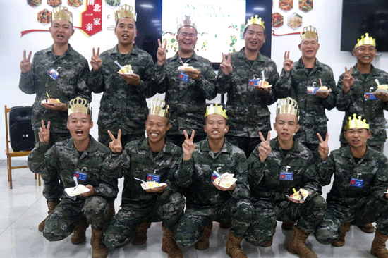 “壽星”集體合影。王超智攝