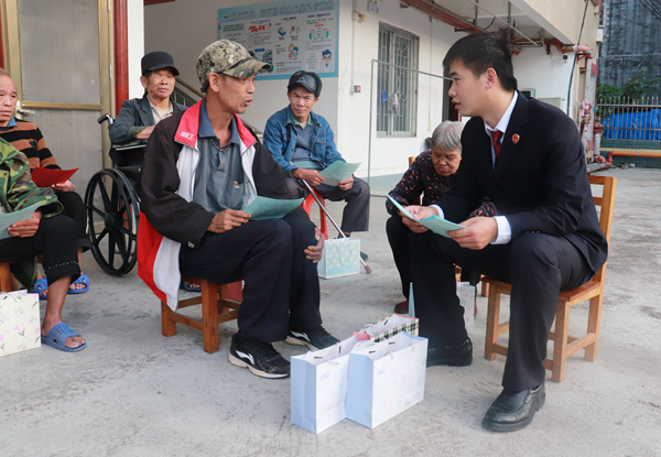 檢察官為老年朋友送去節(jié)日的溫暖。黎鈺龍攝