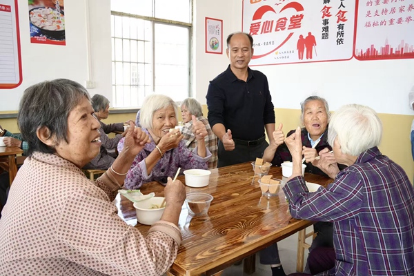 老人為愛心食堂的服務點贊。蘭茜攝