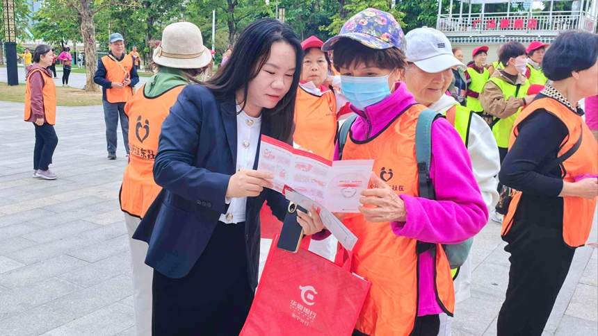 工作人員“一對(duì)一”開展金融教育講解。華夏銀行南寧分行供圖