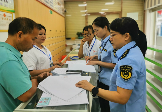 工作人員對(duì)企業(yè)進(jìn)行指導(dǎo)。劉江河攝