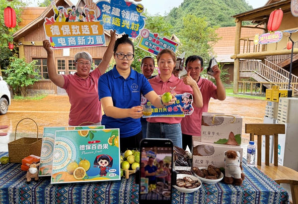 “村播”直播帶貨現(xiàn)場(chǎng)。黃卡兵攝