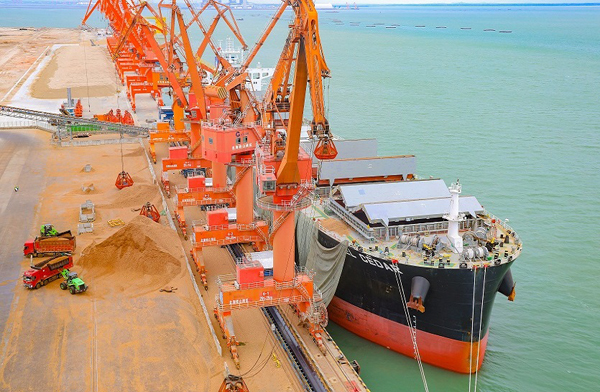 鐵山港作業(yè)區(qū)6號泊位正在裝卸木片