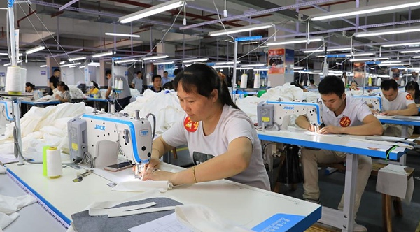 長安家園社區(qū)各族搬遷勞動力就近在幫扶車間務(wù)工