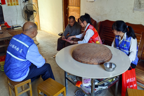 志愿者向群眾宣傳國家安全知識。覃國勇攝