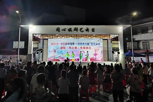 志愿者協(xié)助開展文藝演出活動。何月梅攝