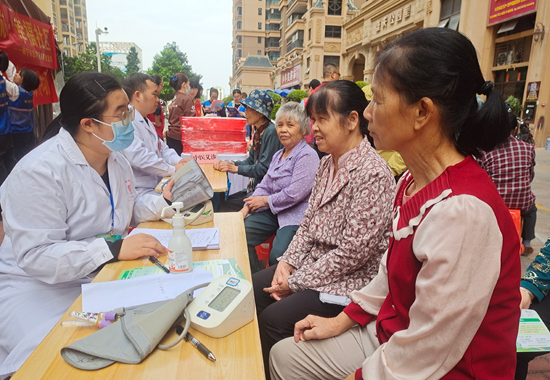 武鳴區(qū)婦幼保健院醫(yī)護(hù)人員現(xiàn)場(chǎng)為老人測(cè)血壓、血糖