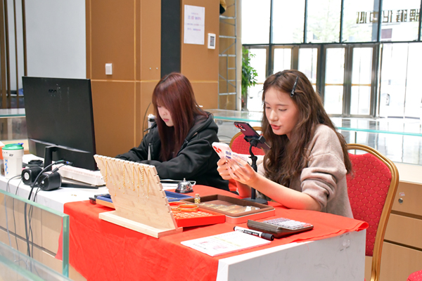 主播蘇婧在直播。