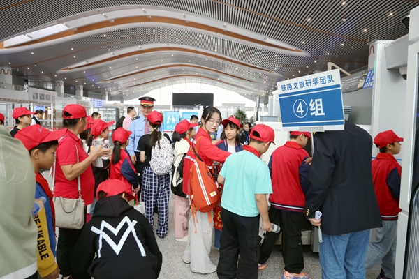 研學團隊現(xiàn)場學習進站安檢知識。林鶴攝