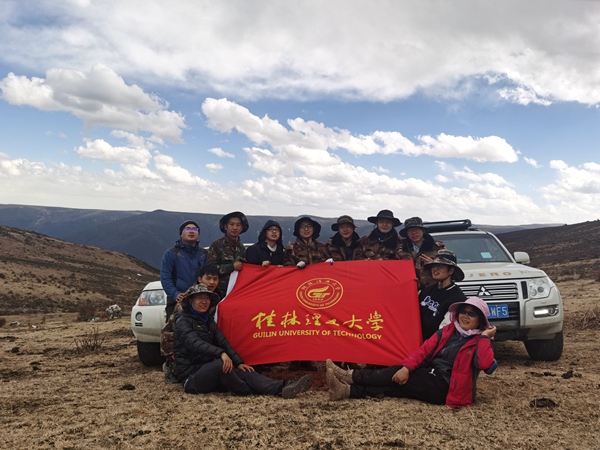 地電化學(xué)勘查技術(shù)團(tuán)隊(duì)在川西地區(qū)開展找礦預(yù)測(cè)合影。桂林理工大學(xué)供圖