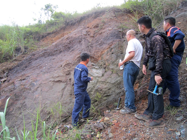 研究團(tuán)隊(duì)在廣西平果市鋁土礦區(qū)開展野外調(diào)研。桂林理工大學(xué)供圖