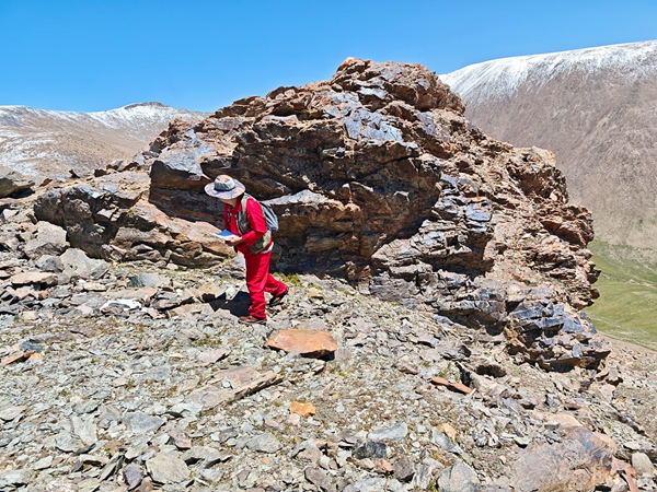 新疆和靜縣阿拉溝銅鉛多金屬礦集區(qū)野外工作發(fā)現(xiàn)銅鉛鋅礦化現(xiàn)場(chǎng)。桂林理工大學(xué)供圖