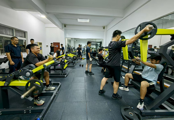 訓(xùn)練班學(xué)員集中開展力量訓(xùn)練。李寧東攝