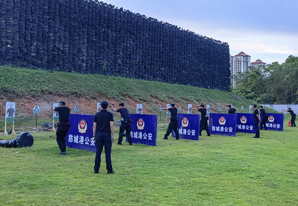 訓(xùn)練班學(xué)員集中開展實彈射擊訓(xùn)練。李寧東攝