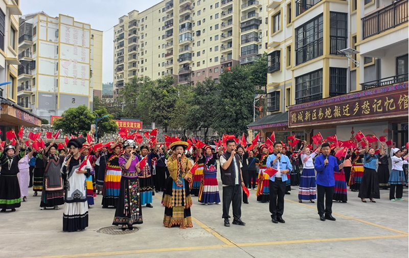 各族群眾在隆林各族自治縣鶴城新區(qū)歡歌載舞。龐惠文 攝