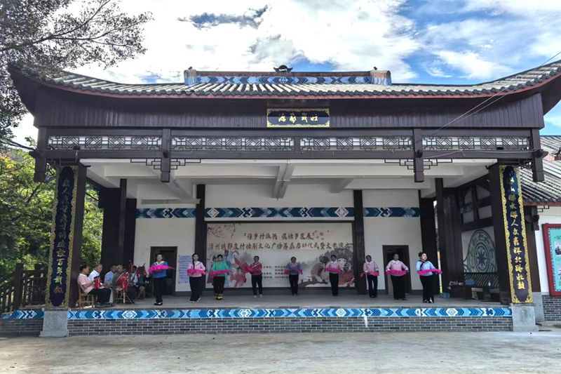 演員們?cè)谔锪挚h舊州鎮(zhèn)表演北路壯劇。龐惠文 攝