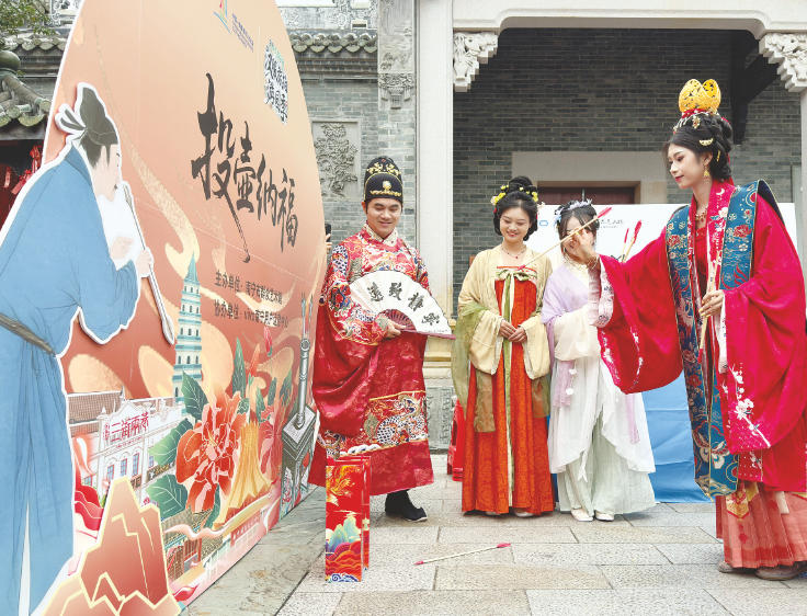 漢服愛好者玩投壺納福游戲集章。 本報記者潘浩攝