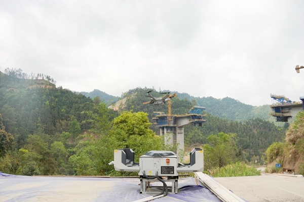 無人機(jī)巡檢。