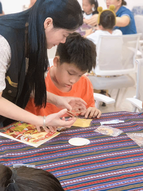 學(xué)員制作壯錦冰箱貼