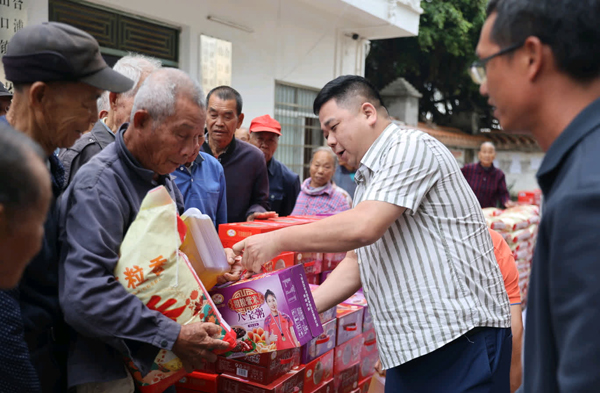 為老人發(fā)放慰問品