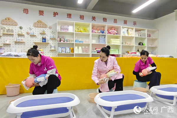 老師正在教學(xué)院給嬰幼兒洗頭。人民網(wǎng)記者 王勇攝