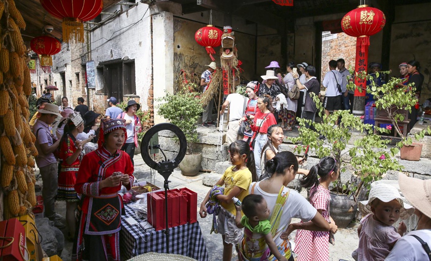 建設(shè)岔山電商一條街，實現(xiàn)“土貨出山”與產(chǎn)業(yè)升級雙贏，推動共同富裕。