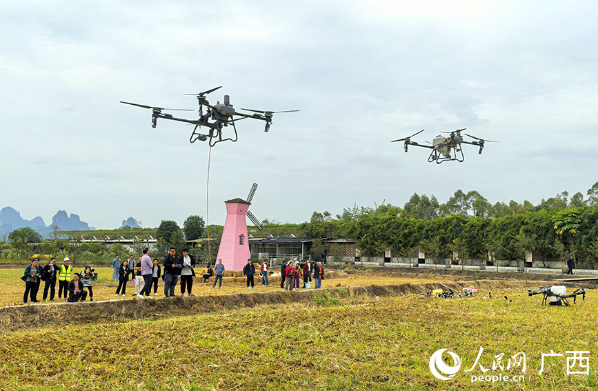 農(nóng)用無人機(jī)工作演示。人民網(wǎng) 付華周攝