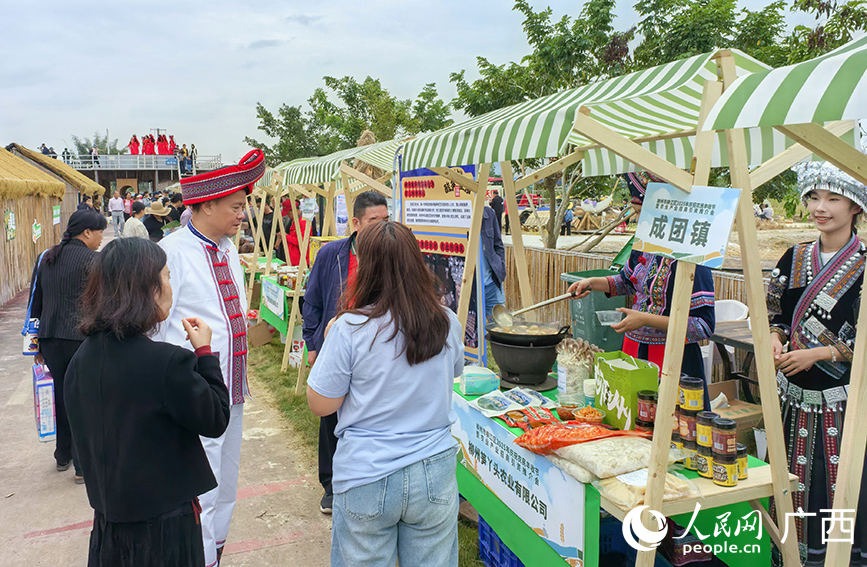 名優(yōu)特產(chǎn)展示區(qū)。人民網(wǎng) 付華周攝