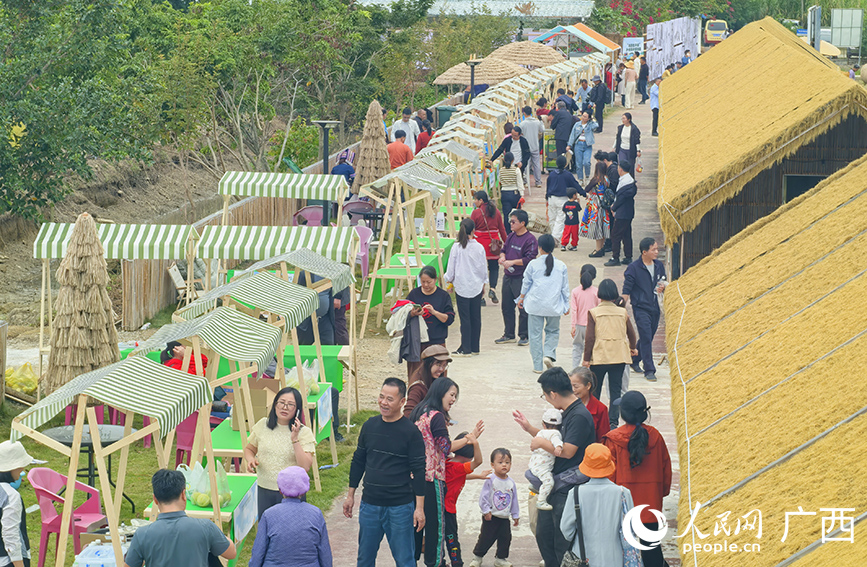 活動現(xiàn)場人頭攢動。人民網(wǎng) 付華周攝