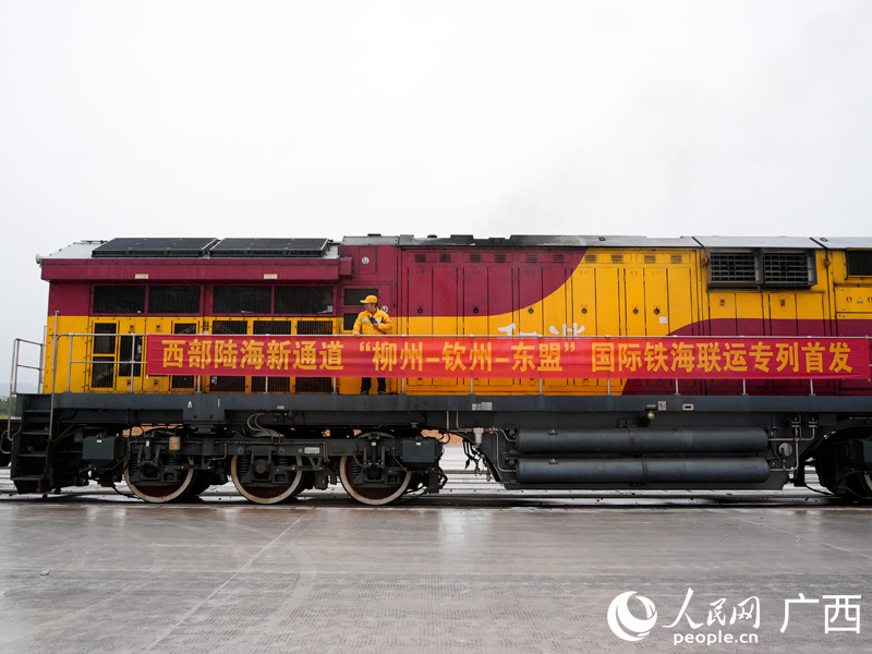 班列發(fā)車前，調(diào)車長(zhǎng)正在觀察組員作業(yè)動(dòng)態(tài)。