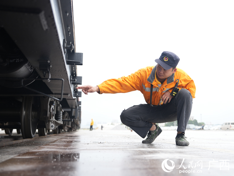 調(diào)車員正在檢查車輛狀態(tài)。