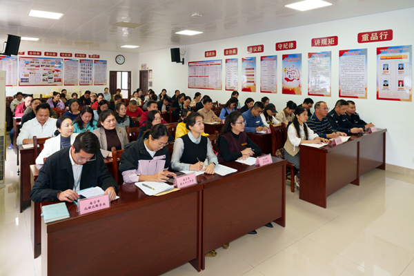 西鄉(xiāng)塘區(qū)30家企事業(yè)單位代表齊聚一堂，共同見(jiàn)證南寧市首個(gè)街道片區(qū)級(jí)家校社協(xié)同育人平臺(tái)成立。