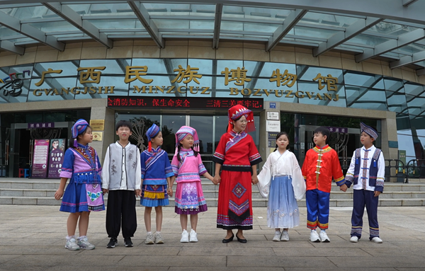 南寧市衡陽路小學(xué)師生走進(jìn)廣西民族博物館開展鑄牢中華民族共同體意識思政實踐活動