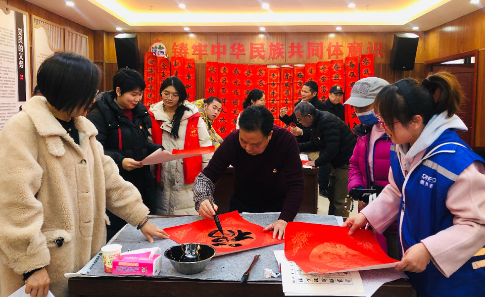 桂林三元社區(qū)邀請書法家義務(wù)為社區(qū)居民寫春聯(lián)送祝福