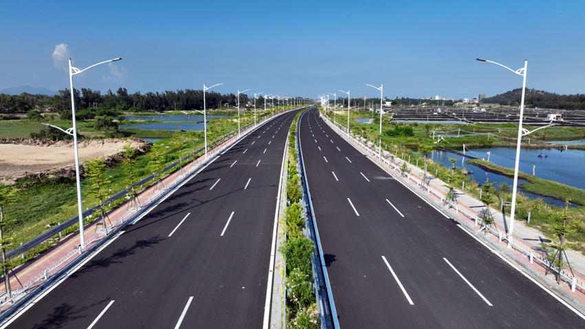 廣東濱海旅游公路茂名先行段入選“2025年度美麗公路項(xiàng)目”。中交一公局四公司供圖