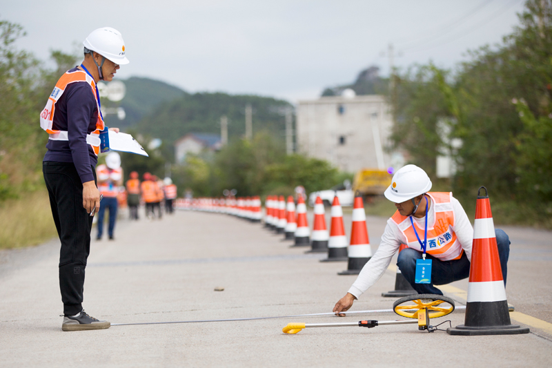 公路技術(shù)狀況調(diào)查與評(píng)定競(jìng)賽現(xiàn)場(chǎng)。楊璐攝