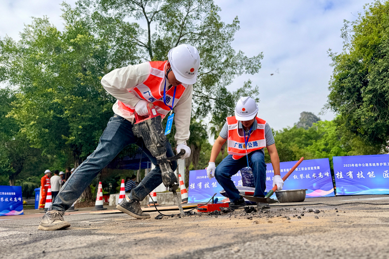 瀝青路面坑槽修補(bǔ)競(jìng)賽現(xiàn)場(chǎng)。陸宣彤?dāng)z