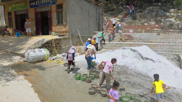 登貢村群眾齊心建設(shè)山歌公園。羅世塊攝