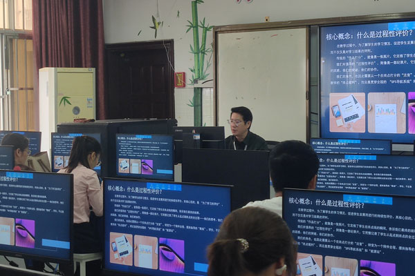 南寧市北湖北路學(xué)校覃俊老師作《超越“作品打分”：信息科技課程的過(guò)程性評(píng)價(jià)實(shí)踐與創(chuàng)新》專(zhuān)題講座。