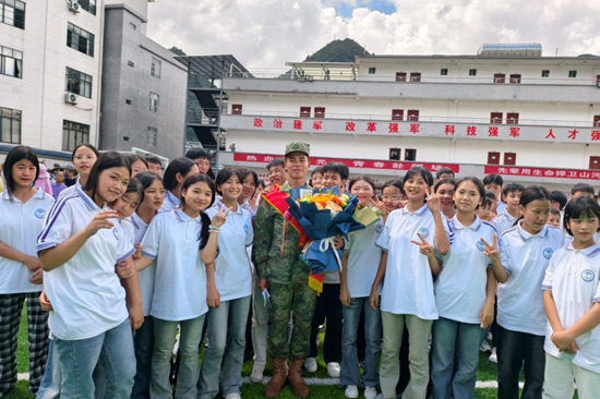 張佶壯所帶班學(xué)生為他送行。樂業(yè)縣征兵辦供圖