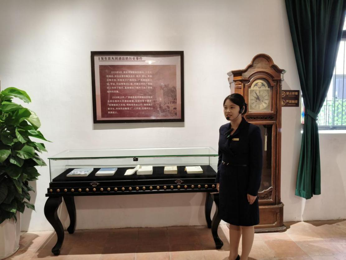 講解員為游客講解大同酒店歷史。劉璐瑤攝