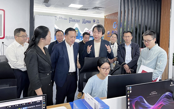 了解實(shí)習(xí)生工作情況。廣西開(kāi)放大學(xué)（廣西信息職業(yè)技術(shù)學(xué)院）供圖