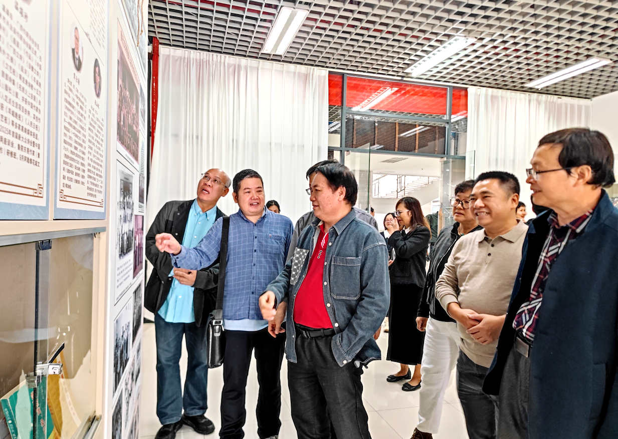 作家們在天門關(guān)文學(xué)館參觀。王耀前攝