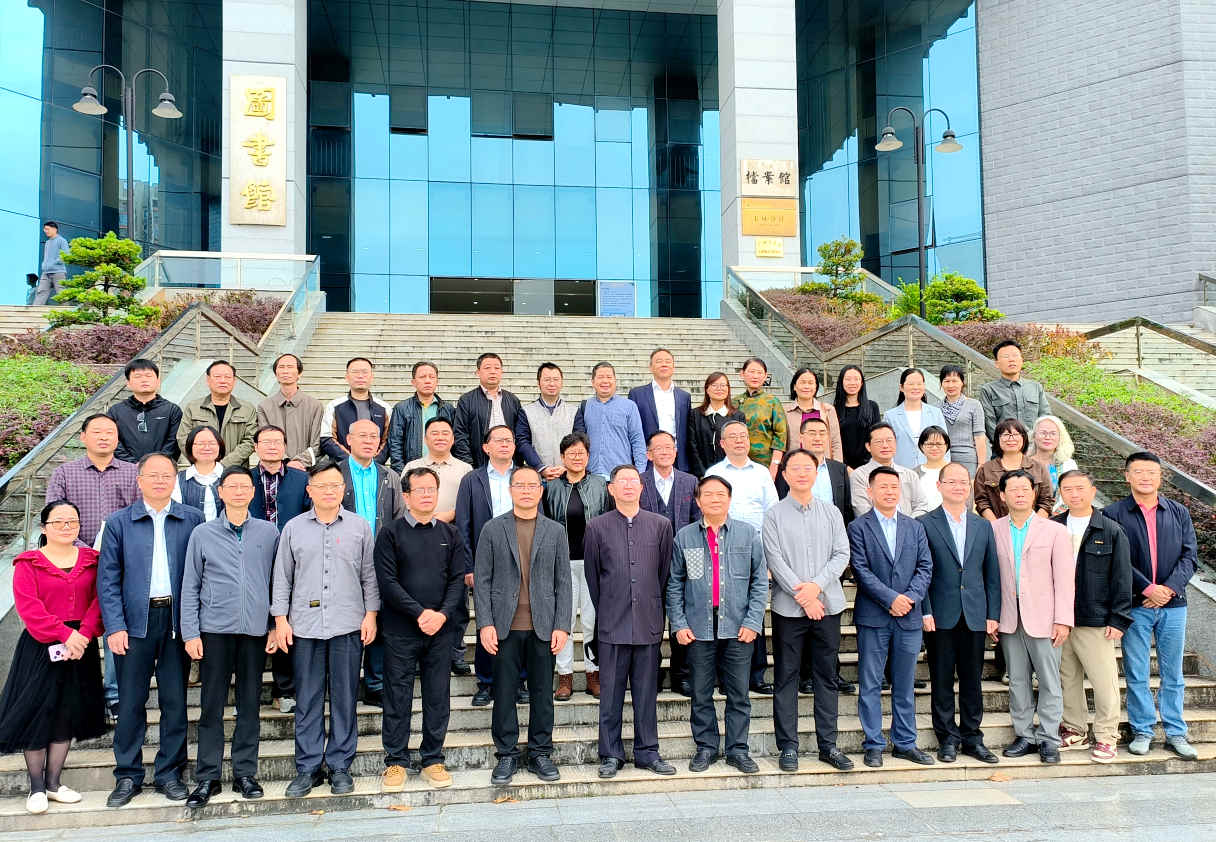 參加天門關(guān)文學(xué)館開館活動的作家合影。主辦方供圖